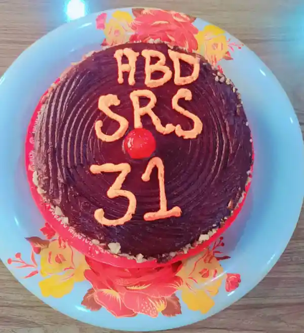 31 happy birthday is written on the cake to srs